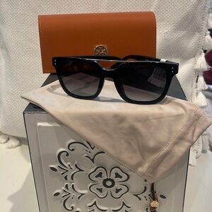 Just in time for summer🕶️ Tory Burch Sunnies. 52▪️18 /140.